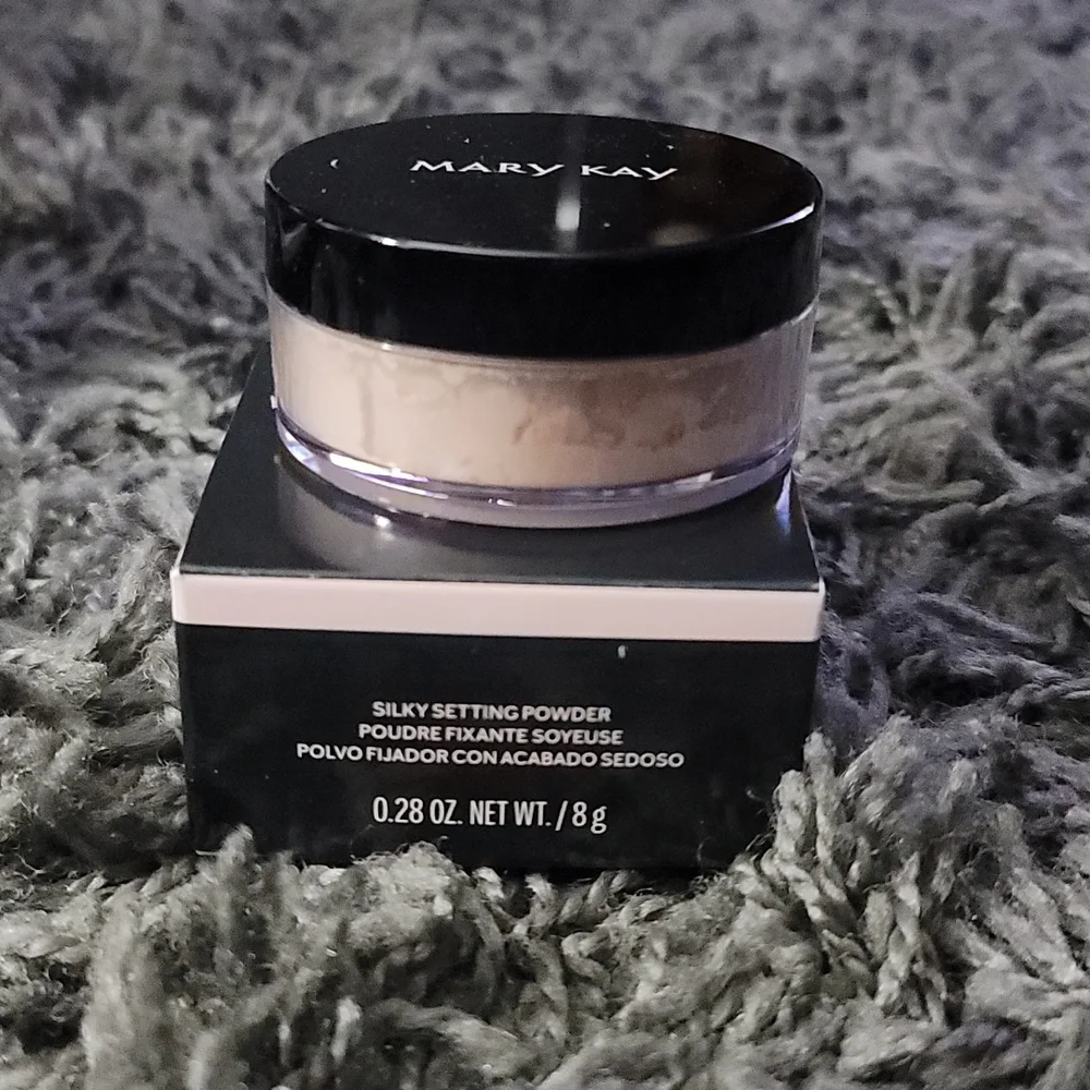 💖NIB Mary Kay Silky Setting Powder: Light Ivory💖